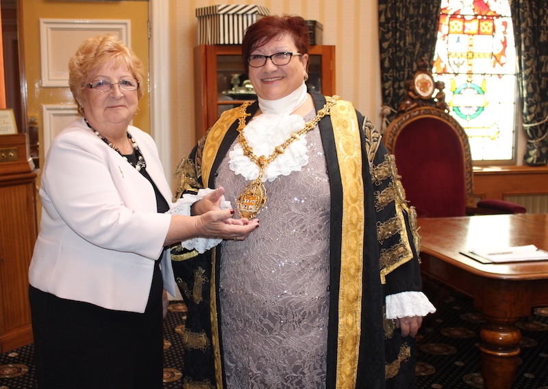 lilian-dodd-and-lord-mayor-jackie-barnes