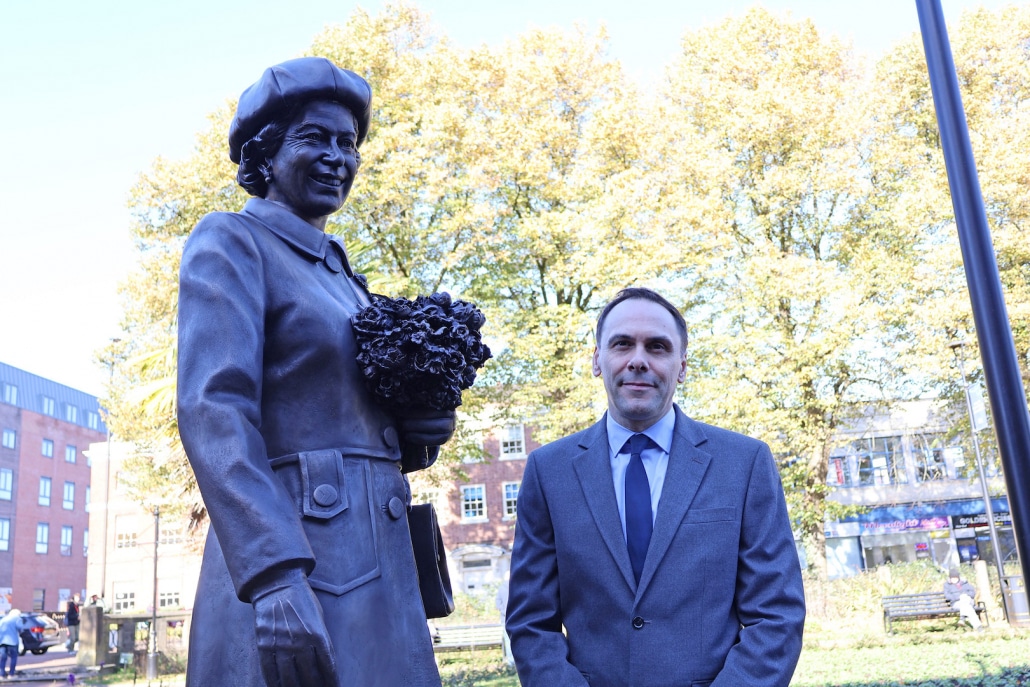 Simon-Tagg-with-QEII-statue-NUL-Oct-2024